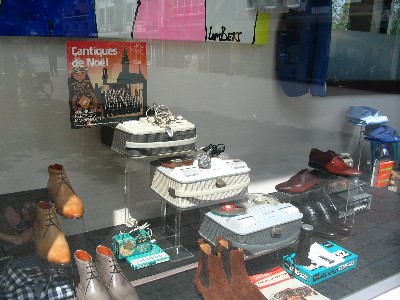 Etalage met schoenen en recorders aan Markt in Hengelo