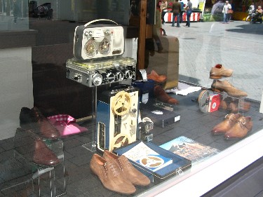 Schoenenzaak met oude recorders aan de Markt in Hengelo
